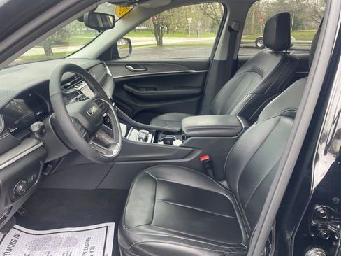 Used 2023 Jeep Grand Cherokee Limited w/ Black Appearance Package image 13