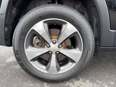 Used 2019 Jeep Cherokee Limited w/ Technology Group image 13