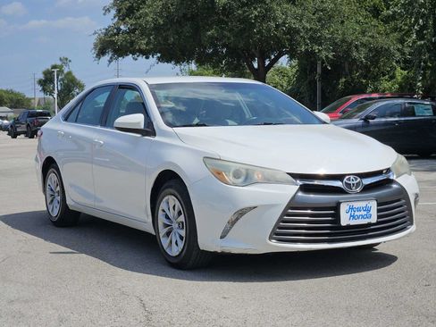 Used 2015 Toyota Camry LE FWD image 3