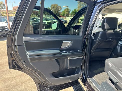Used 2025 Ford Expedition Platinum AWD/4WD image 17