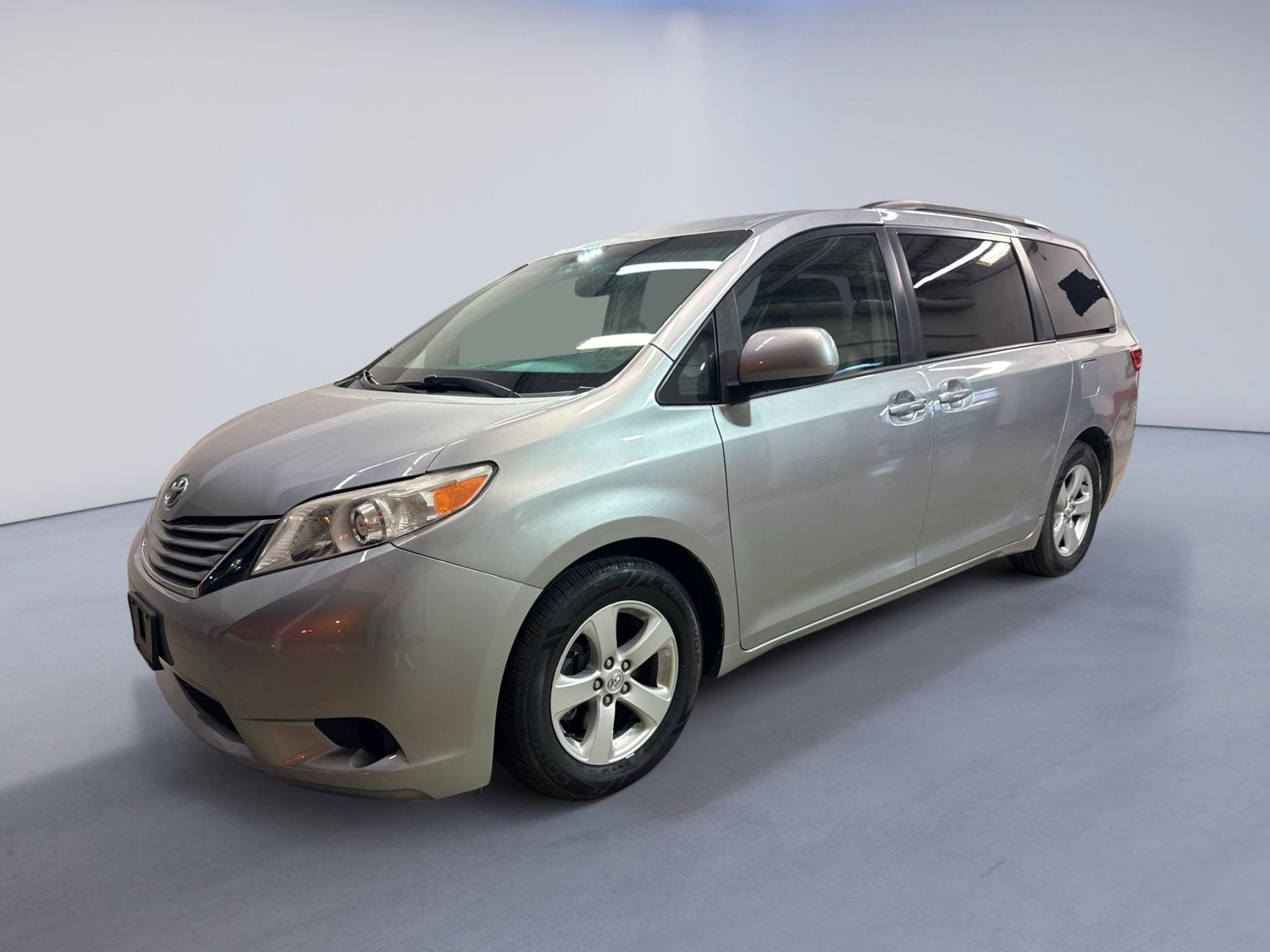 Used 2015 Toyota Sienna LE FWD image 3