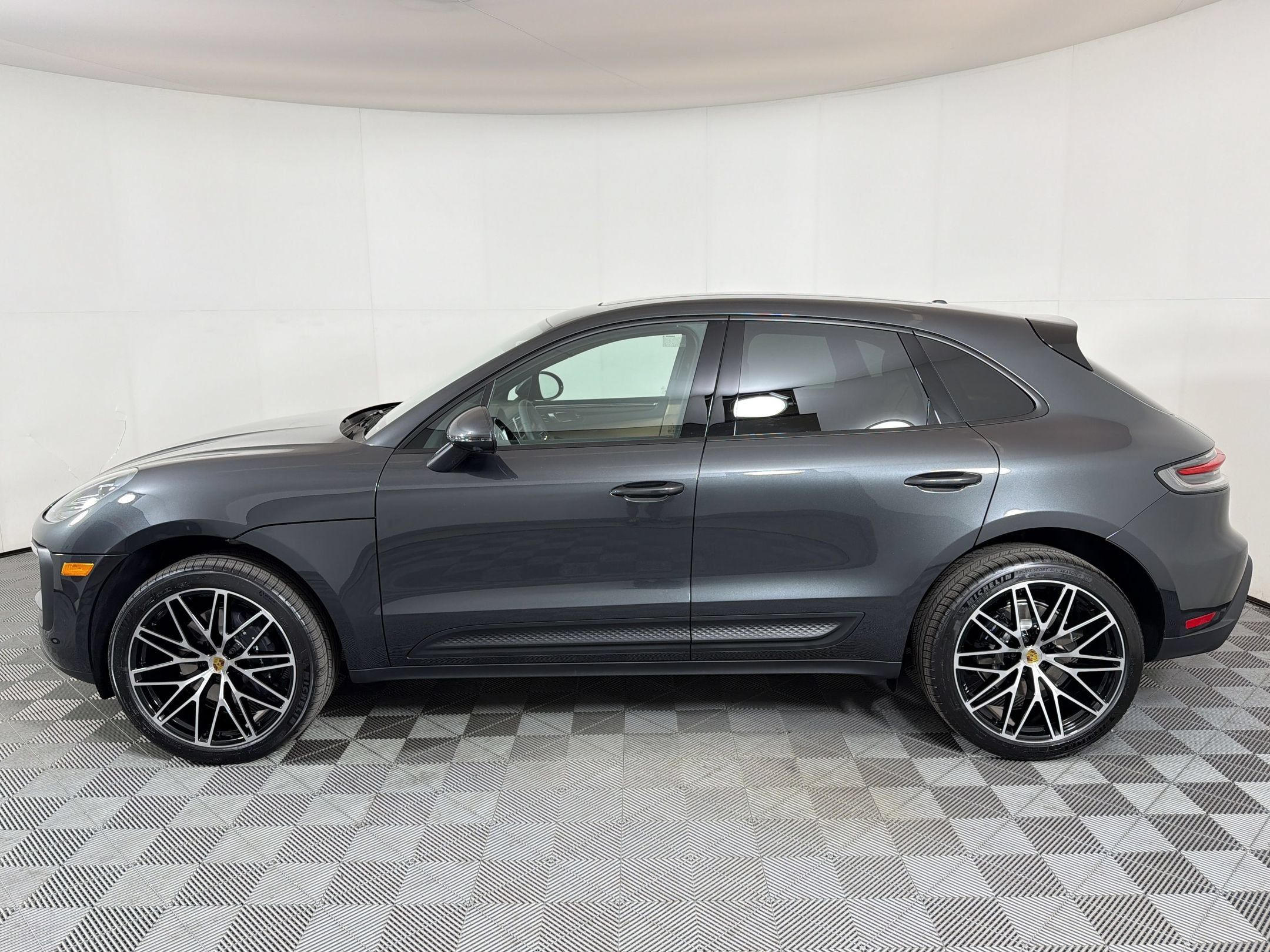 Used 2026 Porsche Macan AWD/4WD image 2