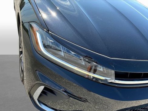 Used 2025 Volkswagen Jetta SE FWD image 32