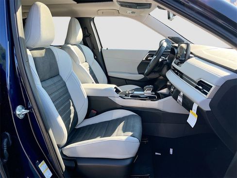 New 2025 Mitsubishi Outlander SE image 30