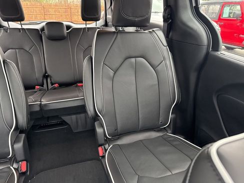 New 2026 Chrysler Pacifica Limited w/ S Appearance Package image 16