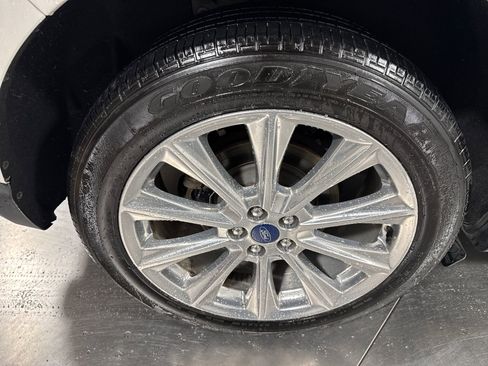 Used 2018 Ford Edge Titanium w/ Equipment Group 302A AWD/4WD image 13