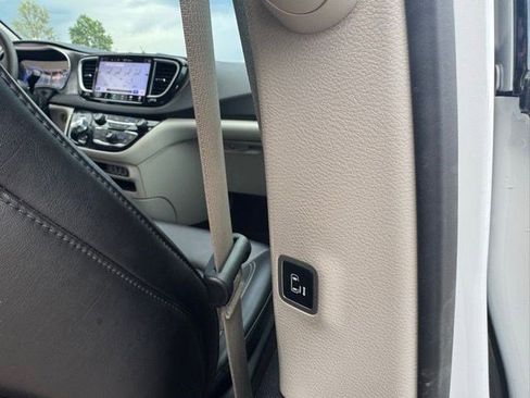 Used 2023 Chrysler Pacifica Touring-L FWD image 31