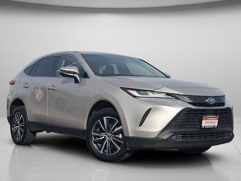 Used 2024 Toyota Venza LE image 2