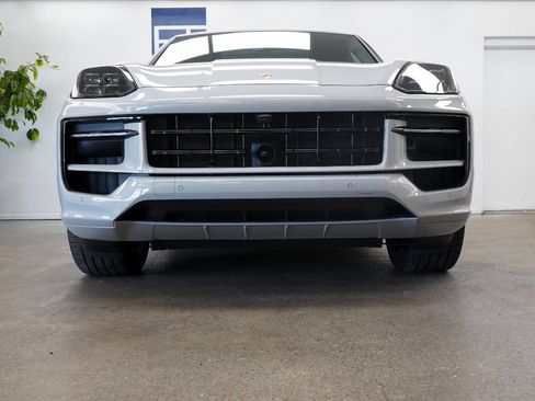 Used 2025 Porsche Cayenne GTS AWD/4WD image 28