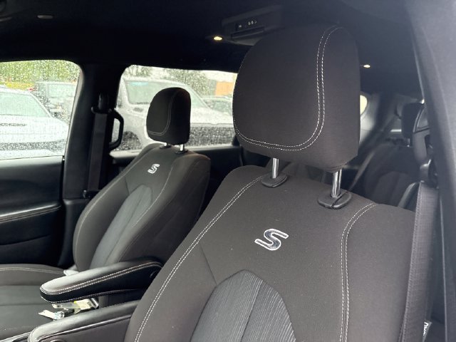 Used 2020 Chrysler Pacifica Touring w/ S Appearance Package FWD image 9