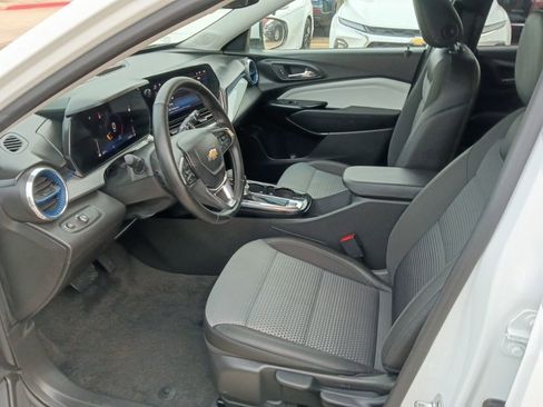 Used 2025 Chevrolet Trax LT w/ LT Convenience Package image 4