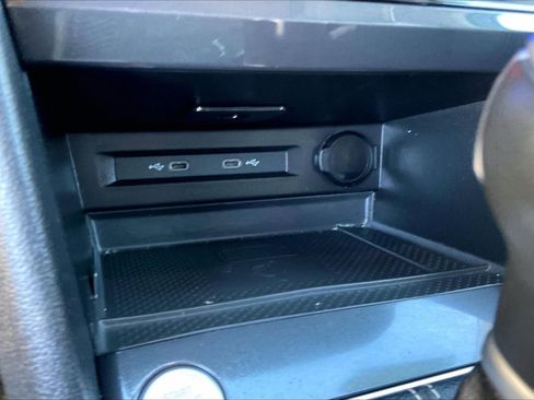 Used 2024 Volkswagen Tiguan SE image 30