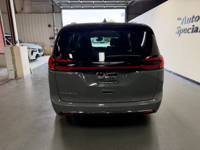 Used 2021 Chrysler Pacifica Touring-L FWD image 3
