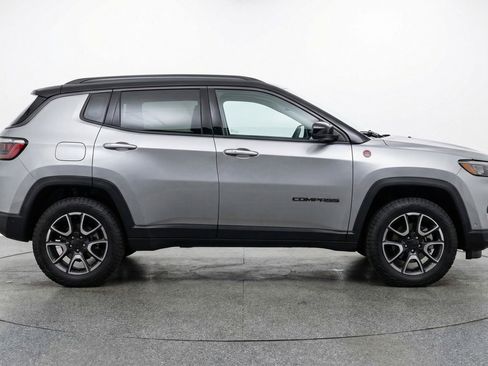 Used 2025 Jeep Compass Trailhawk image 11