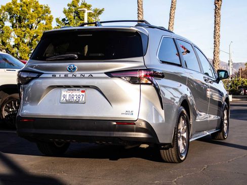 Certified 2024 Toyota Sienna XLE image 11