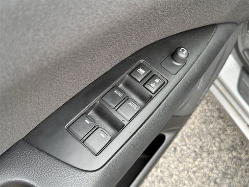 Used 2010 Suzuki Kizashi SE image 11