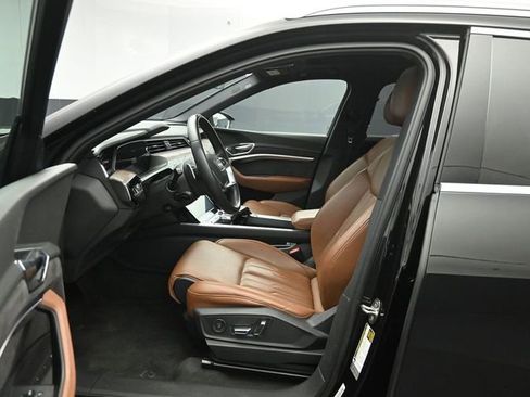 Used 2019 Audi e-tron Prestige w/ Prestige Package image 10