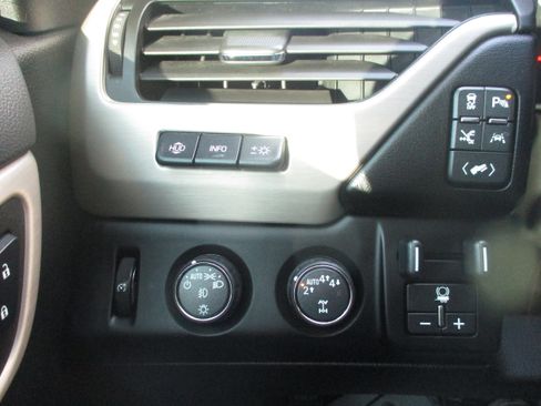 Used 2018 GMC Yukon Denali image 28