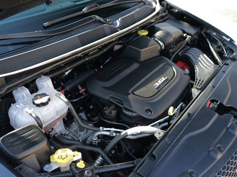 Used 2018 Chrysler Pacifica Touring-L FWD image 36