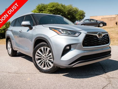 Used 2024 Toyota Highlander Platinum FWD image 1