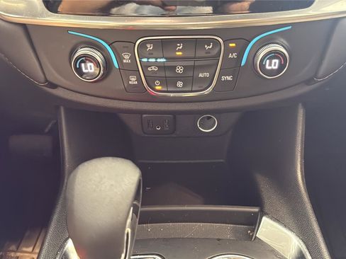 Used 2021 Chevrolet Traverse LS image 27