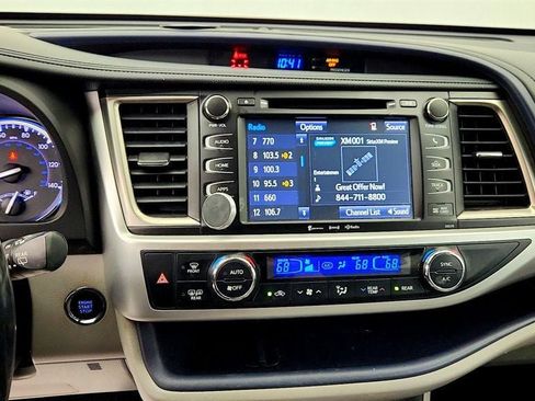 Used 2018 Toyota Highlander XLE AWD/4WD image 16