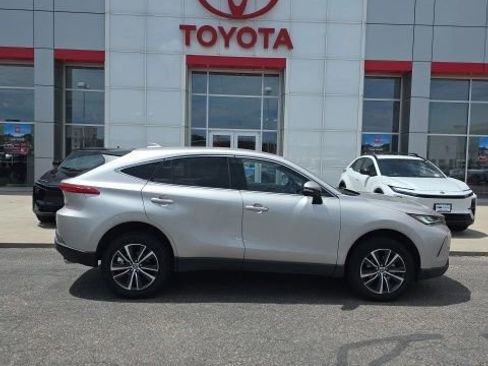Used 2024 Toyota Venza LE AWD/4WD image 6