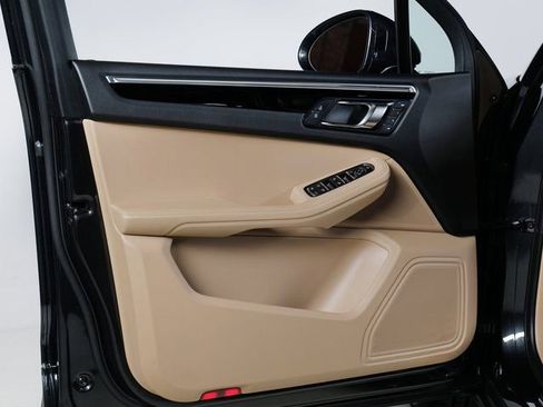 Certified 2023 Porsche Macan image 29