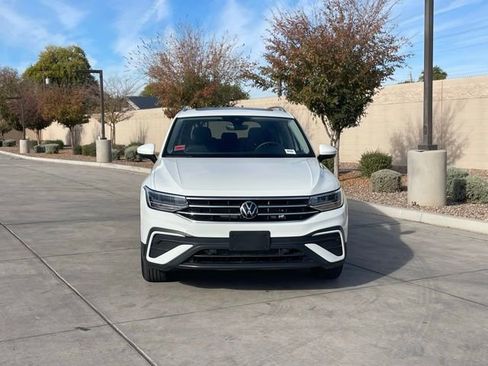 Used 2024 Volkswagen Tiguan SE w/ Panoramic Sunroof Package image 5