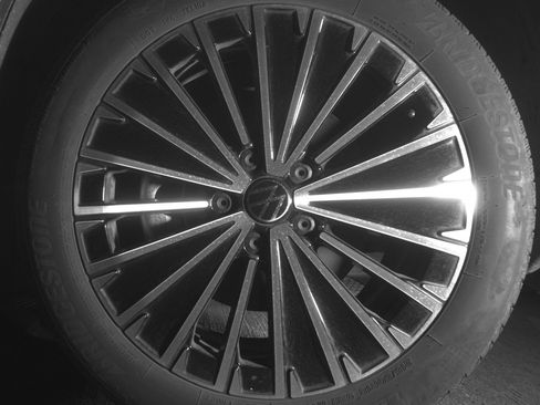 Used 2025 Volkswagen Taos SE image 12