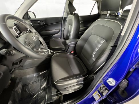 Used 2023 Hyundai Venue Limited image 21