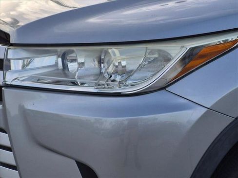 Used 2018 Toyota Highlander LE FWD image 7