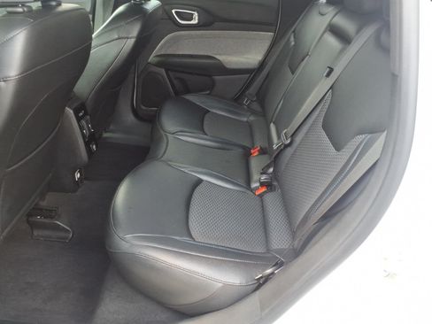 Used 2024 Jeep Compass Latitude AWD/4WD image 8