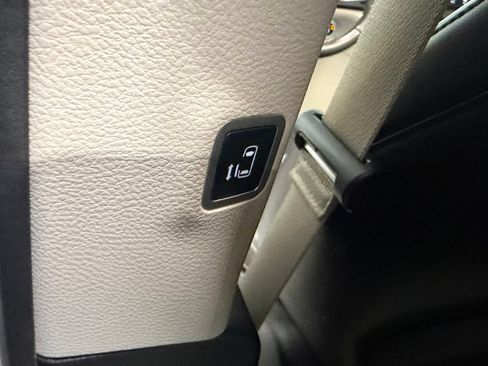 Used 2023 Chrysler Pacifica Touring-L FWD image 4