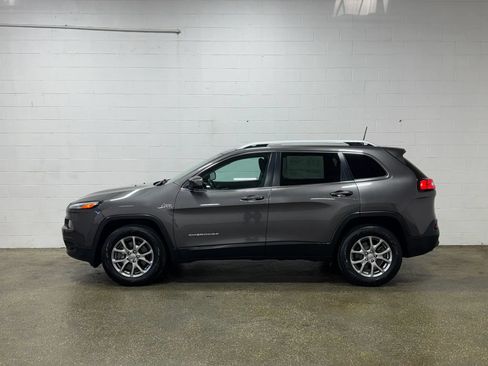 Used 2018 Jeep Cherokee Latitude Plus w/ Cold Weather Group AWD/4WD image 6
