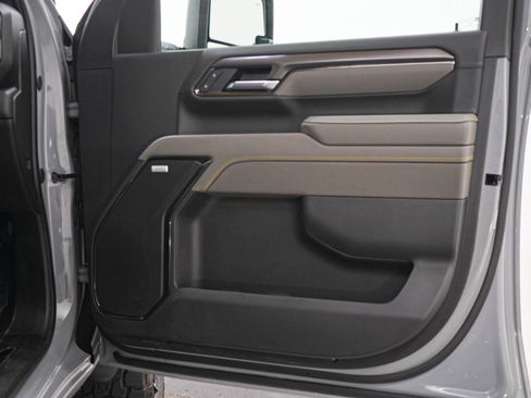 Used 2025 Chevrolet Silverado 2500 ZR2 w/ Technology Package AWD/4WD image 12
