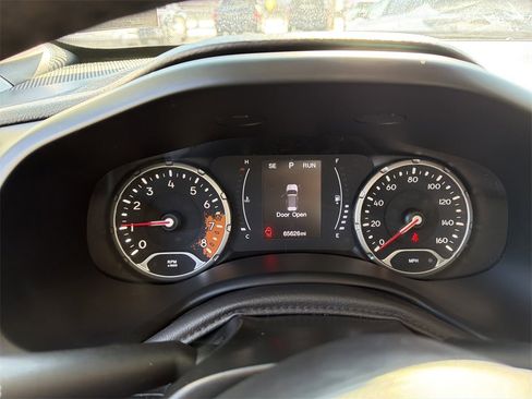 Used 2018 Jeep Renegade Latitude w/ Cold Weather Group image 16