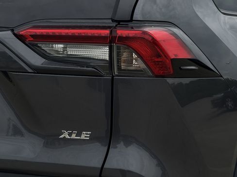 Used 2021 Toyota RAV4 XLE FWD image 10