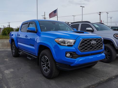 Certified 2020 Toyota Tacoma TRD Sport w/ TRD Premium Sport Package AWD/4WD image 2