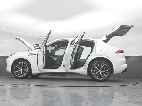 Used 2023 Maserati Grecale Modena AWD/4WD image 46