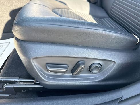 Used 2020 Toyota Camry SE image 12