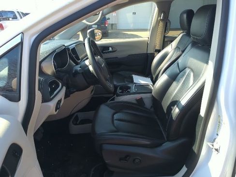 Used 2023 Chrysler Pacifica Touring-L image 15