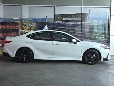 Certified 2025 Toyota Camry SE FWD image 4