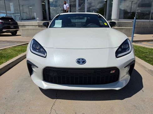 Used 2023 Toyota GR86 Premium w/ ALL Weather Mat Package (TMS) RWD image 2