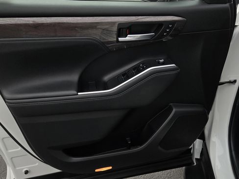 Used 2023 Toyota Highlander Limited image 9