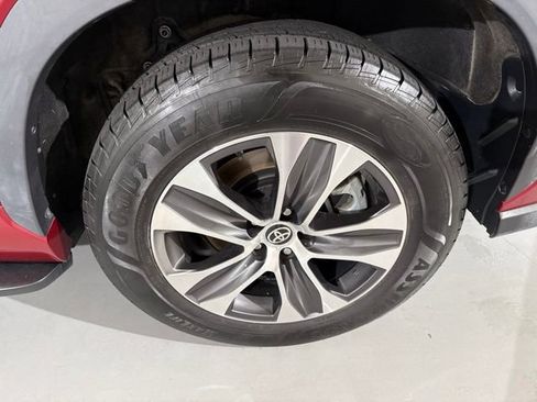 Used 2021 Toyota Highlander XLE FWD image 7