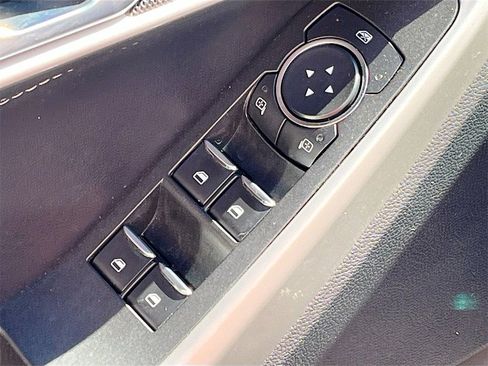 Used 2022 Ford Explorer XLT image 17