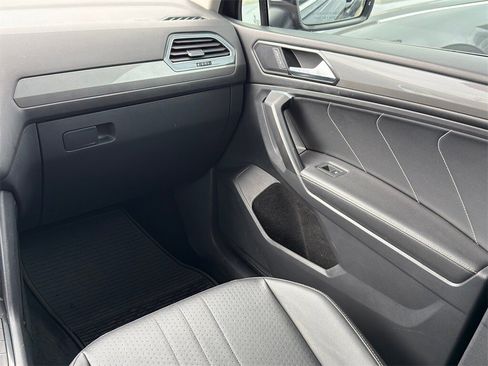 Used 2023 Volkswagen Tiguan SE image 27