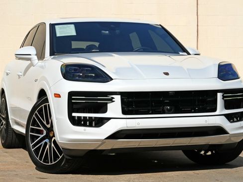 Used 2024 Porsche Cayenne Turbo AWD/4WD image 4