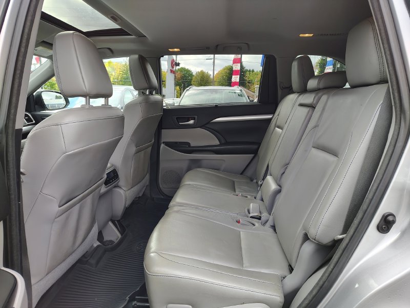 Used 2018 Toyota Highlander XLE AWD/4WD image 11